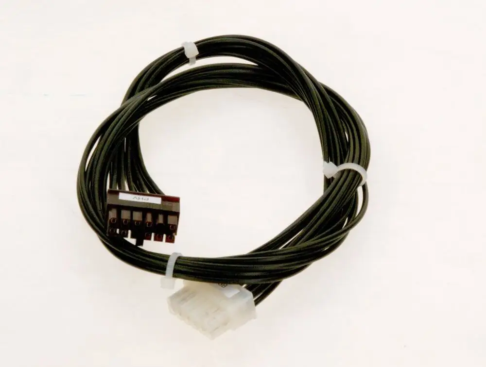 Kabel mit mehreren Anschlüssen, verbunden mit zwei Steckverbindern. Das Produkt ist von Bosch und dient der elektrischen Verbindung in technischen Anwendungen.